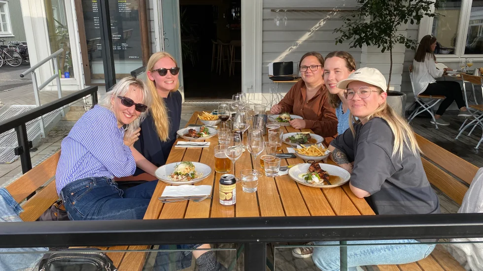 Anja Lundström, Jessica Larsson, Lina Lundberg, Caroline Andersson och Signe Lindgren var på Afterwork: "Jag tror att Sverige vinner med 2–0 i kvartfinalen, inga straffar. Det blir en skräll den här gången", säger Caroline Andersson. Anja Lundström tror att målvakten Zećira Mušović kommer att hålla nollan igen och då får hon än mer legendstatus.