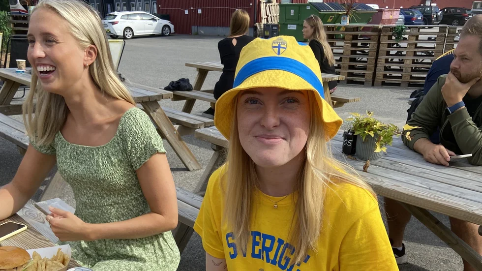 Maja Häggbom hade matchdagens mest patriotiska klädsel och i halvtidsvilan trodde hon på vinst för Sverige.