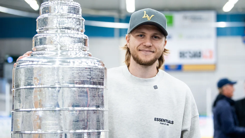 William Karlsson besökte Pinbackshallen med Stanely Cup-pokalen och träffade barn och andra som ville ta bilder.