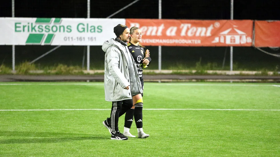 Daniel Helmesjö tröstar Hanna Sävhult. "Hon har inget tak, en urstark spelare", säger Helmesjö.