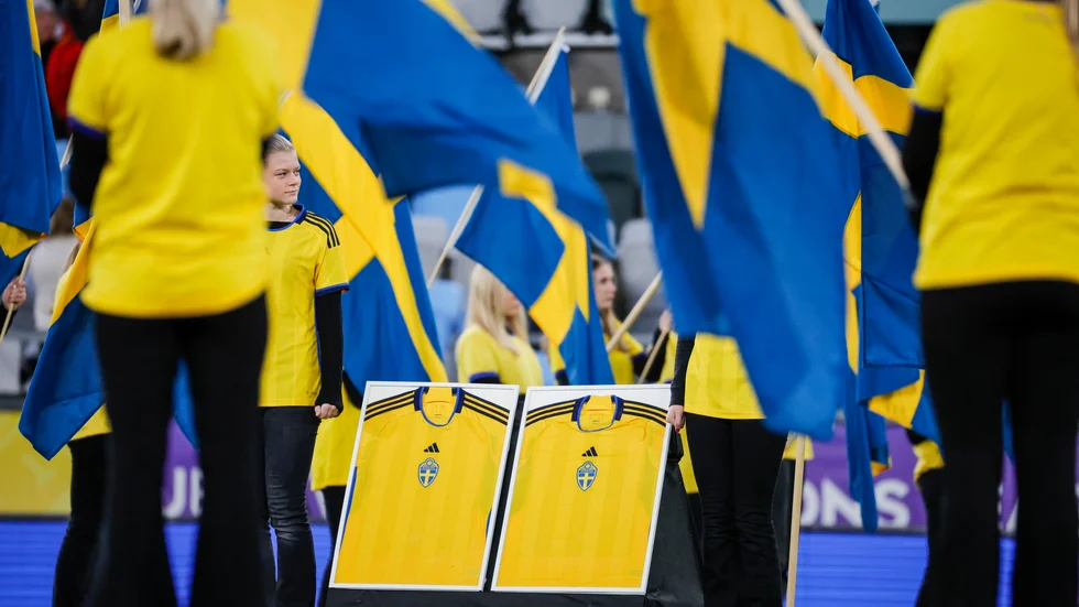 De svenska offren i förra veckans terrordåd i Bryssel hedrades innan Nations League-matchen mot Schweiz.