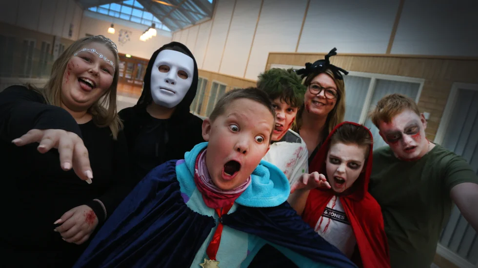 Halloween fick barnen att klä ut sig på bland annat Gråboskolan. Men skräcken i källaren var på riktigt, där gömda figurer hoppade fram ur mörkret och skrämde dem rejält.