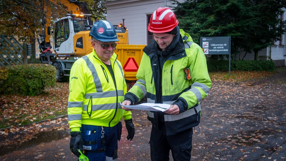Marcus Heggblad grävmaskinist och Lennart Johansson planerar arbetet.
