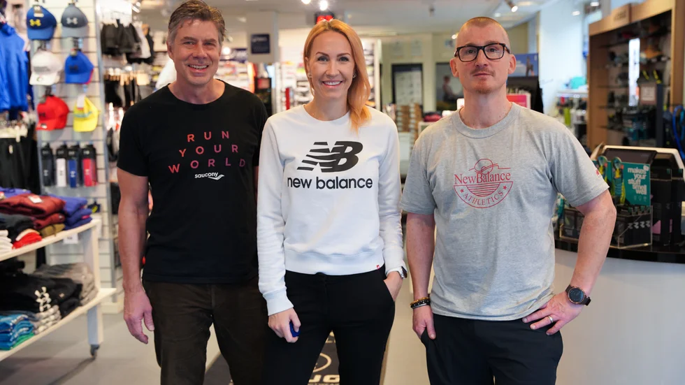 Delägarna Tony Ström, Carolina Edlund och Torbjörn Rosengren på Snabba Steg som tillsammans hjälper kunderna att hitta de perfekta skorna.