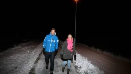 Peter Jakobsson, Visby AIK, och Jenny Berggren, Rädda Barnen, är två av dem som nattvandrar på Gråbo, på Bingebyområdet och runt Östercentrum.
