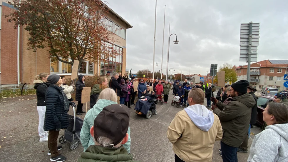 Flera av demonstranterna ville säga några väl valda ord till de två kommunpolitikerna.