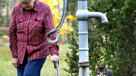 Får kommunalt VA. Lisbet Hallgren, 86, bor med maken Karl-Axel, 87, och katten Skutt i Ireviken. Efter att länge haft pumpen på gården som enda vattenkälla, gläds paret nu åt att kommunalt vatten ska dras till området.