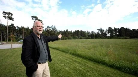 NYBYGGE. På ängen som Per-Åke Sandsjö, chef för Coop Forum, visade i somras blir det parkeringsplatser. Stormarknaden kommer att byggas längre ner där skog nu växer.                                                                          foto: bengan zettergren/arkiv
