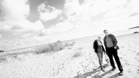 Hanne och Helmut Braasch från Lübeck i Tyskland gör ett stopp på stranden vid Vitvikens camping på väg upp mot Fårö.