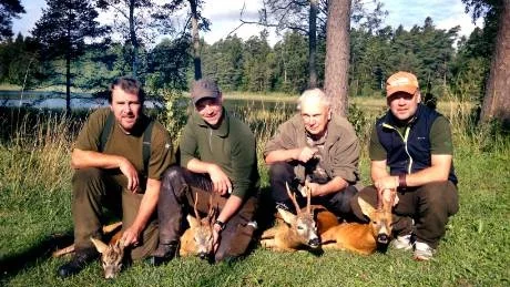 Nöjda. Jägarna Johan Thomsson, Marcus Niklasson, Allan Olofsson och Nicke Olofsson  sköt varsitt rådjur på premiären i området kring Lojsta och Linde i går morse.FOTO: PRIVAT