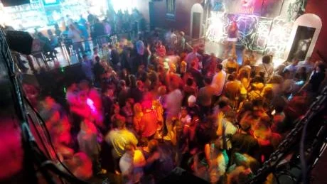 Visby. En krog i innerstaden blir anmälda av Polisen. 30 procent fler besökare än vad vakterna uppgav.  En helt omöjlig miljö att arbeta i ur säkerhetssynpunkt, skriver Polisen i sin rapport. Bilden har ingen koppling till den aktuella krogen.