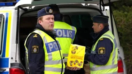 Godispaus. Daniel Åhlén, Tobias Pawel och Joakim Ljungberg var några av de 14 poliser som kontrollerade trafiken på ön i går.