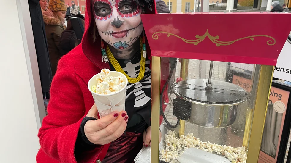 ”Salta bönan”,  Linda Engström, delar ut popcorn.