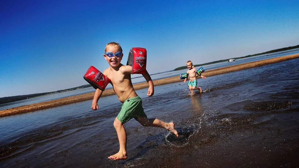 badstrand bad bada sommar hav vatten badplats strand barn pojke glädje sol värme hetta väder temperatur het