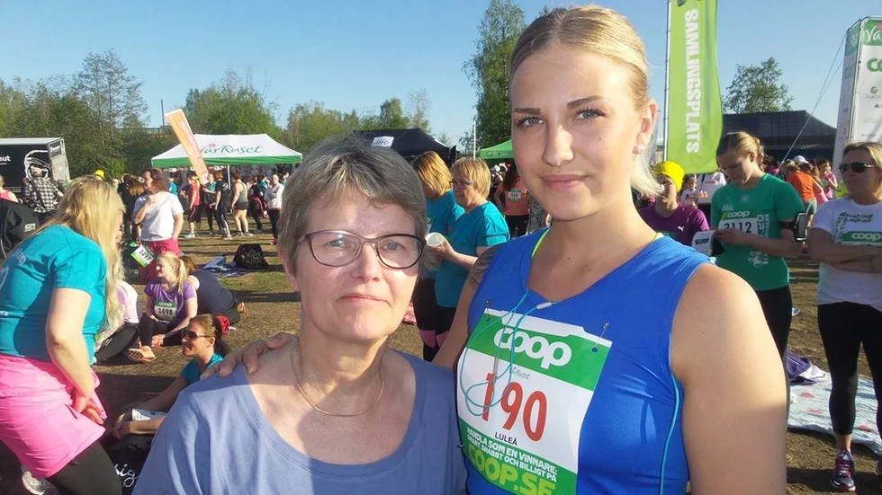 Anna-Britta Öjemar och Ida Harila, jobbarkompisar, laddar för start.