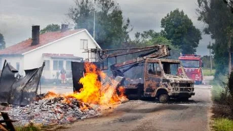 Totalförstört. Ladan som fungerade som garage och förråd brann ner till grunden. Bilen som stod i garaget har troligtvis flyttats genom en kraftig smäll i dieseltanken. foto: joel nilsson