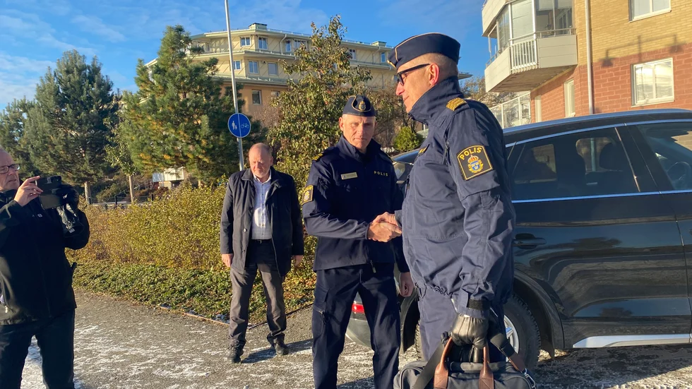Skellefteås lokalpolisområde Lars Westermark skakade hand med rikspolischef Anders Thornberg.