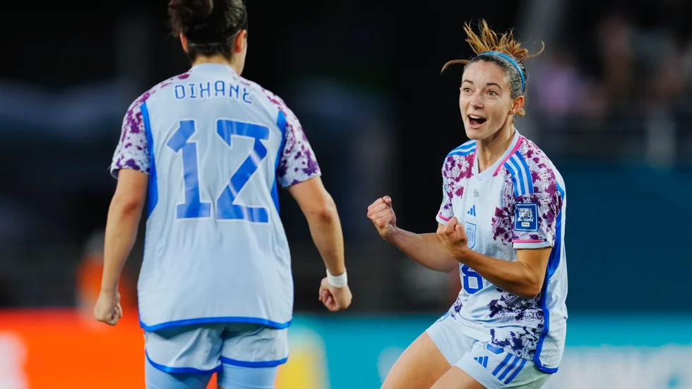 Spaniens Aitana Bonmatí, till höger, firar ett av sina två mål i 5–1-segern mot Schweiz i åttondelsfinalen.