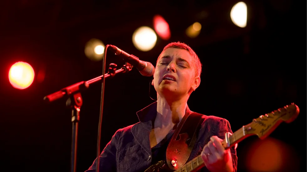 Den irländska sångerskan, musikern, låtskrivaren och politiska aktivisten Sinéad O'Connor föddes 8 december 1966 och dog 26 juli 2023.