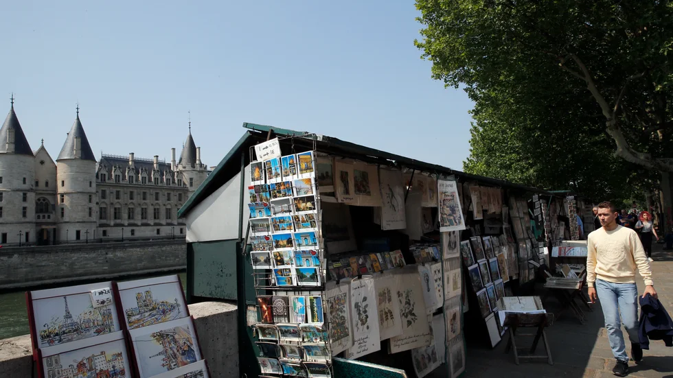 Paris bouquinister vid Seine. Arkivbild.
