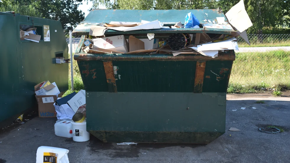 Det är ingen vacker syn vid återvinningsstationen vid Folkets Park i VImmerby.