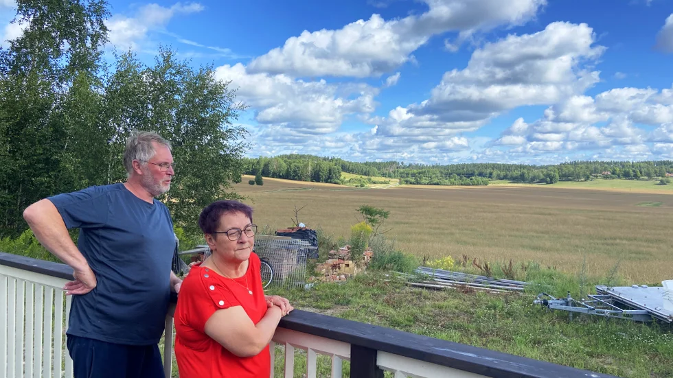 Den fantastiska utsikten gjorde att de blev förälskade i tomten på en gång. Mikael Karlsson och Illi Hammar Karlsson byggde sig ett hus på platsen 2018. Nu kan de böljande åkrarna förvandlas till solcellspark.