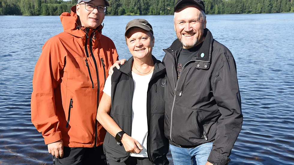 Margit Dyrander och Harry Hannu ingår i styrelsen i Trångfors fiskevårdsområdesförening. Den har anlitat Robert Westin (till vänster), Arctic adventure, som projektledare för kräftfisket. "Jag tycker om hållbarheten i hela eventet."
