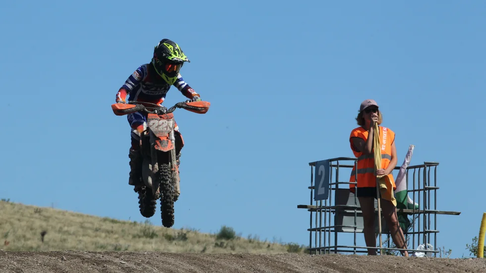 Algot Liljander gillar att hoppa och vid lördagens tävling på hemmaplan blev det en fjärde plats i 65 cc-klassen