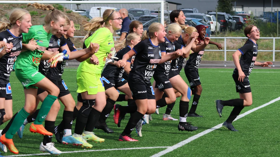 Växjö DFF lag 2 firar segern i Bullerby Cups F13-klass med att tacka sina supporters.