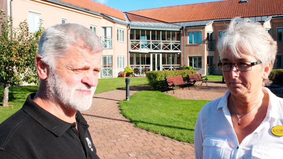 Enhetschef Lars Ekstrföm diskuterar personalsituationen på Vätterngården med samordnare Katarina Kullander.