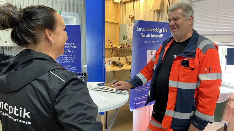 Börje Svensson i samtal med Anneli Lindström från Synoptik. "Det här hade jag kanske inte förväntat mig imorse när jag åkte iväg för att besikta lastbilen, men det var en rolig överraskning", säger han.
