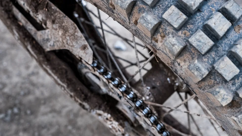 Spränga motorcykeldäck är tveksam underhållning anser insändarskribenten.