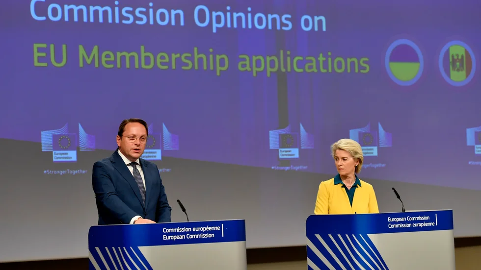 KOMMISSIONÄRER. Kommissionsordförande Ursula von der Leyen och utvidgningskommisionär Oliver Varhélyi på en presskonferens om Ukrainas ansökan om EU-medlemskap.