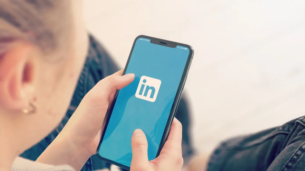 "Har de inte upptäckt att det är en lysande källa för synlighet, kunskap – och framgång? " skriver Maria Björk Hummelgren om östgötabänkens frånvaro på Linkedin.