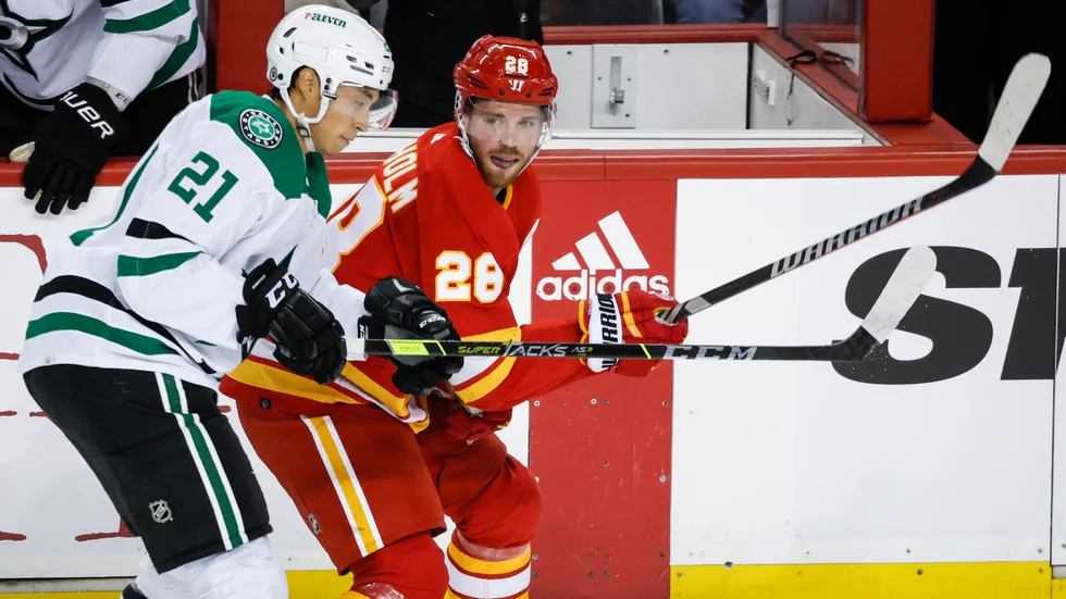 Elias Lindholm (till höger) noterades för två assist när hans Calgary förlorade mot Dallas.