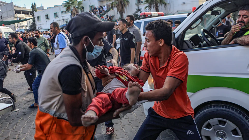 Ett skadat palestrinskt barn lämnas till medicinsk personal utanför sjukhuset  al-Shifa i Gaza efter Israels luftattack mot staden den 17 oktober i år. "I detta krig finns bara förlorare", menar krönikören Andreas Hoffsten.