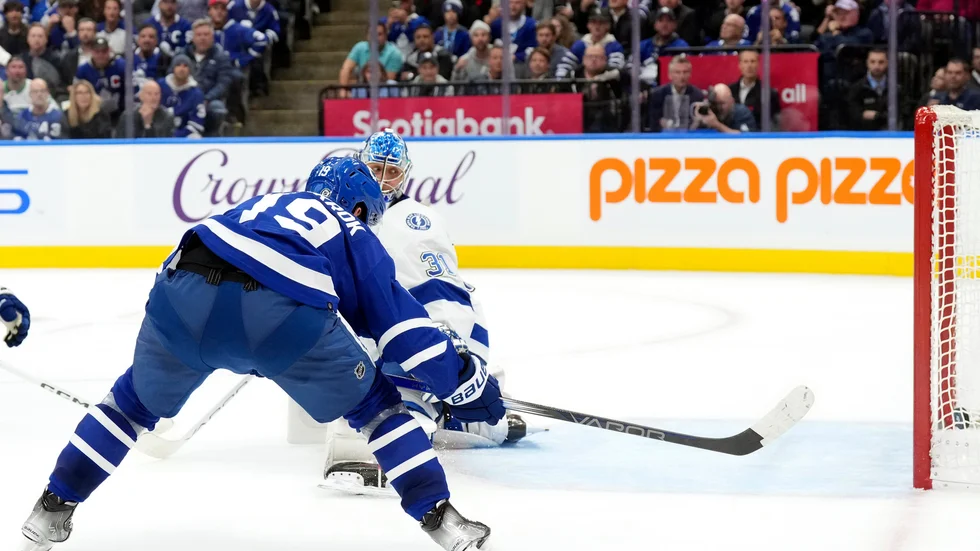 Torontos Calle Järnkrok sätter det avgörande 6–5-målet i mötet med Tampa Bay.