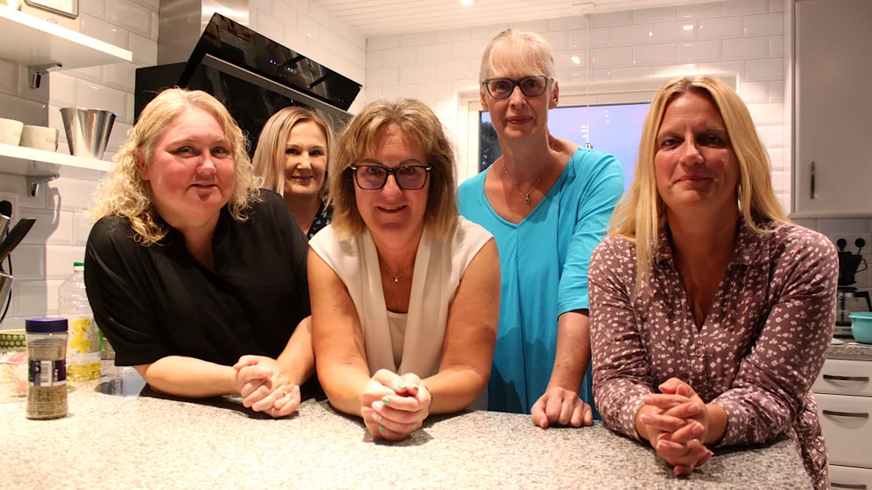 Det började med spädbarnssång 2007 och från ett spontant infall växte en middagstradition det här gänget inte ruckar på. Från vänster Petra Johansson, Eva Harrysson, Jeanette Ekberg, Tina Nyman och Sanja Söderholm. Magdalena Westberg kom lite senare.