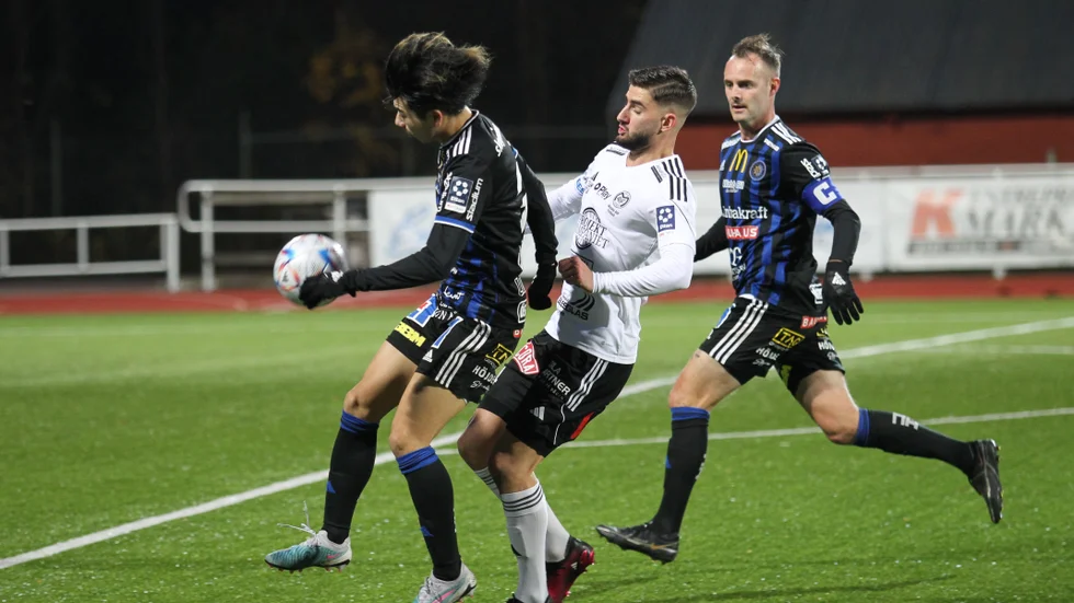 Motala AIF:s forward Granit Hana kommer inte fram i kamp med Karlstads backar. Men Maif vann matchen och är ännu inte uträknat i kampen om att hänga kvar i ettan.