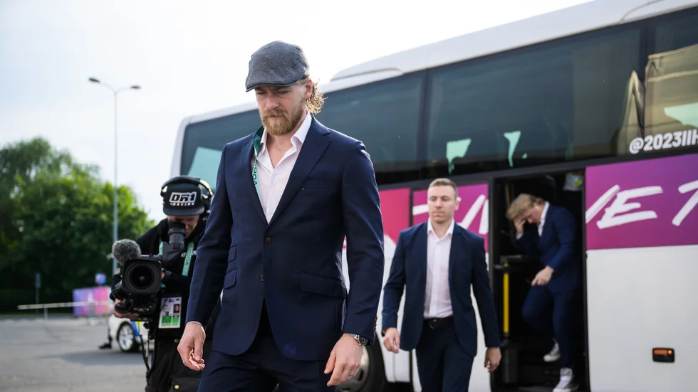 Anton Lindholm, från Varuträsk, kommer inte till spel i Karjala Tournament som spelas nästa vecka. Leksands IF-backen har tvingats lämna återbud till landslagssamlingen.