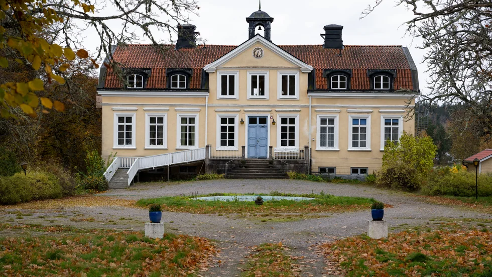 Statsminister Ulf Kristerssons fru Birgitta Ed har köpt Vängården Follökna utanför Malmköping för att utveckla en kyrklig mötesplats.