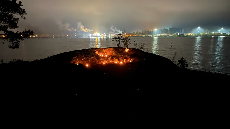 Lätt dimma låg över Kisasjön men regnet höll sig borta när scoutkåren ordnade ljusvandring. 