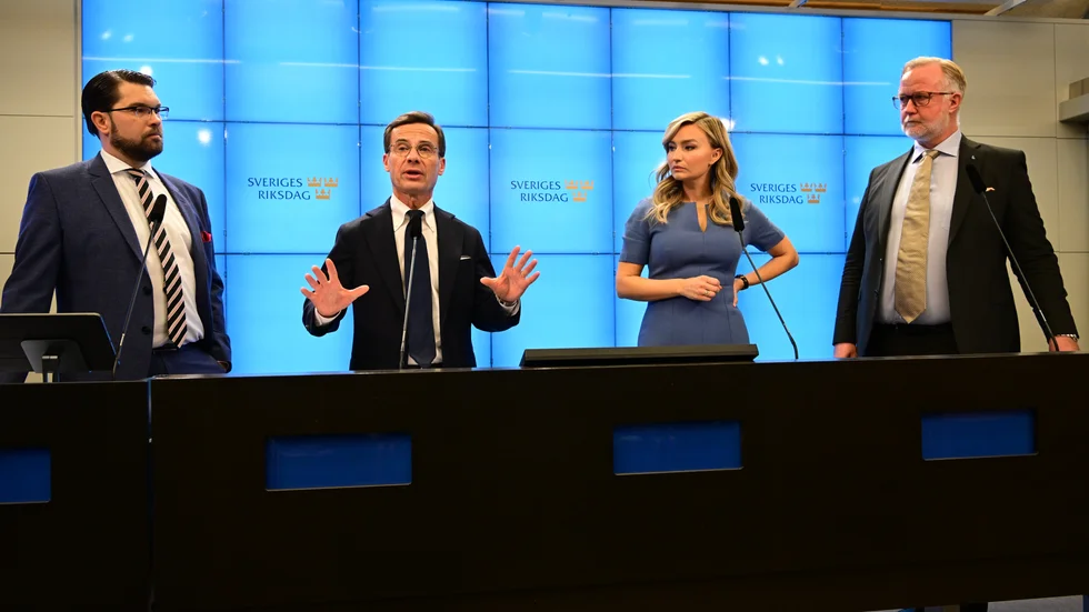 Nej, nej ingen kompensation för ö-läget, skulle man kunna tro att Ulf Kristersson (M) säger. Med på bilden är även Jimmie Åkesson (SD), Ebba Busch (KD) och Johan Pehrson (L).