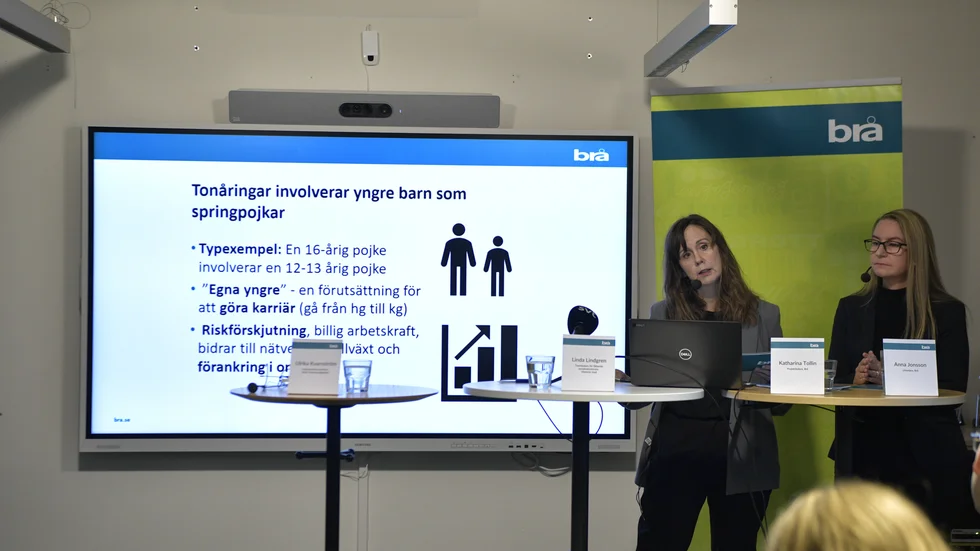 Katharina Tollin, projektledare, och Anna Jonsson, utredare, då Brottsförebyggande rådet (Brå) presenterar resultatet av en studie gjord på uppdrag av regeringen för att se hur barn och unga involveras i kriminella nätverk.