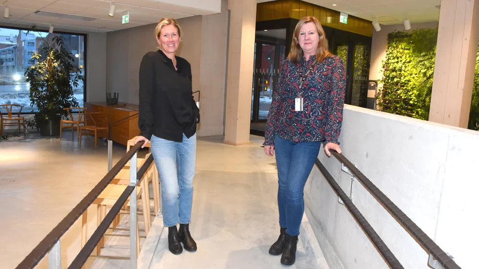 Budget- och skuldrådgivarna i Skellefteå, Lisa Söderström (t v) och Linnea Auoja, träffar många som befinner sig i pressade ekonomiska situationer.