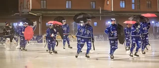 Skarpa protesten: spelarna gjorde entré på isen – med paraplyer