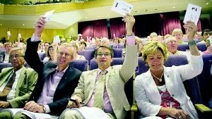 Ingen skärpt abortlag.  Vid kristdemokraternas kongress i Sundsvall i slutet av juni röstade Mats Odell, Göran Hägglund, Maria Larsson och majoriteten av övriga kongressombud för partiledaren Göran Hägglunds linje och därmed emot alla förslag om skärpt abortlag.  Foto: Ralf Bergman/SCANPIX