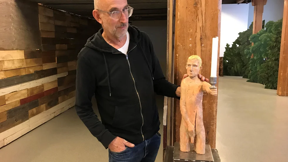 Mats Wikström vid en av sina träskulpturer, "Ljusbäraren".