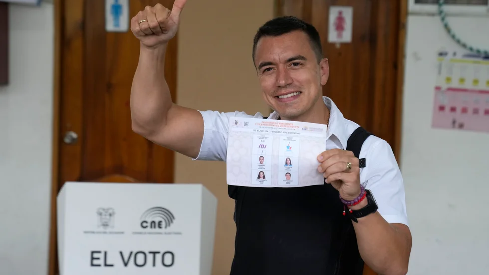 Daniel Noboa blir Ecuadors nye president efter att ha besegrat vänsterkandidaten Luisa González i den andra valomgången som hölls på söndagen. På bilden röstar Noboa, iförd skottsäker väst.