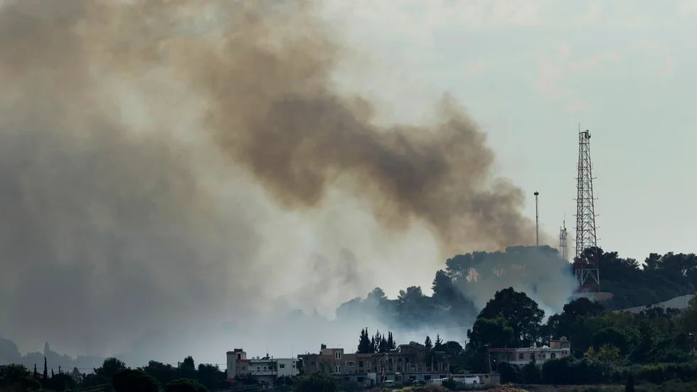 Rök från en israelisk arméutpost vid gränsen mot Libanon på söndagen.